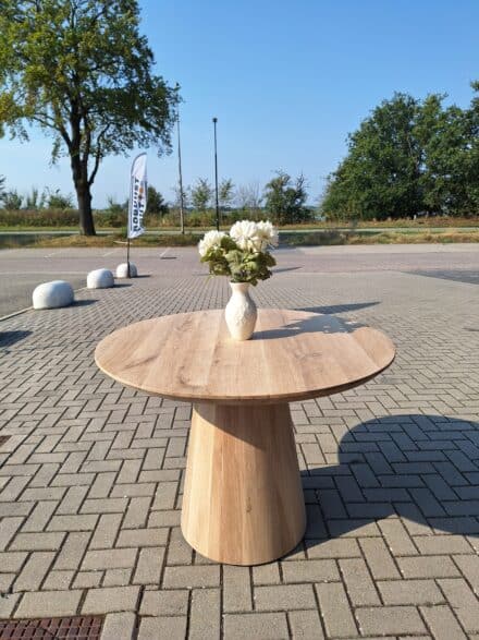 Eiken tafel met conisch onderstel